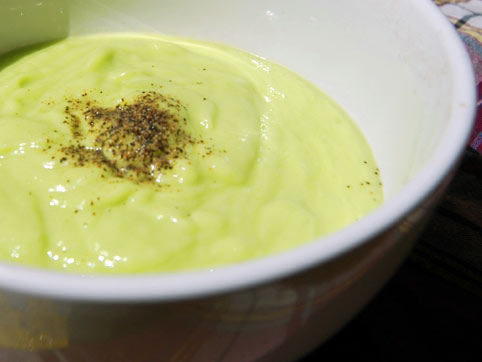 Crema fría de pepino y aguacate