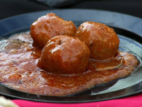 Albóndigas de avena con salsa de tomate y coco