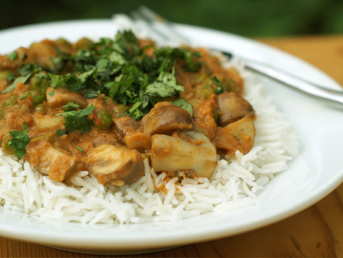 Champiñones con guisantes al curry de coco