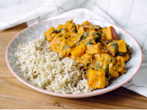 Curry de calabaza potimarrón, lentejas rojas y espinacas