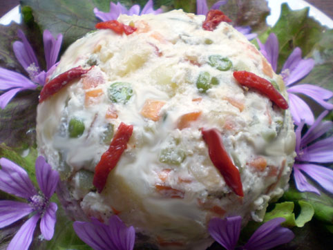 Ensaladilla rusa vegana con veganesa (mayonesa sin huevo)