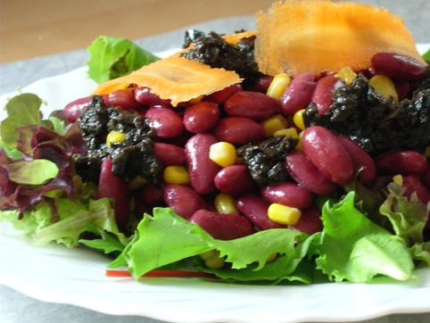 Ensalada de alubias rojas con paté de aceitunas