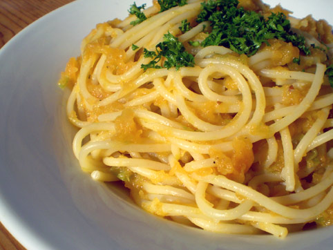 Pasta con salsa de calabaza y puerro