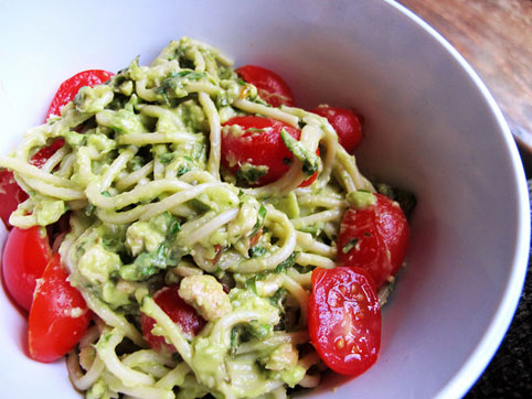 Pasta al pesto de aguacate