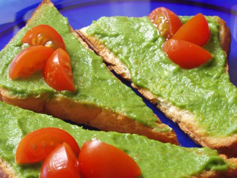 Paté de aguacate con tostas