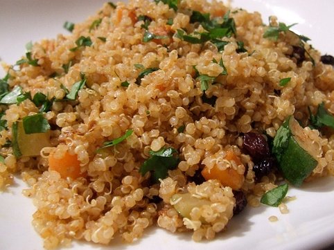 Quinoa con pasas, zanahoria y calabacín